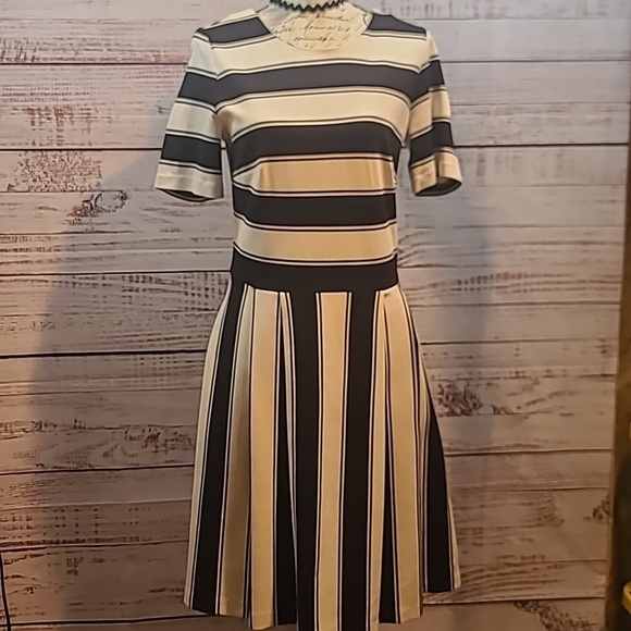 LOFT Dresses & Skirts - Loft thick stretch stripped dress